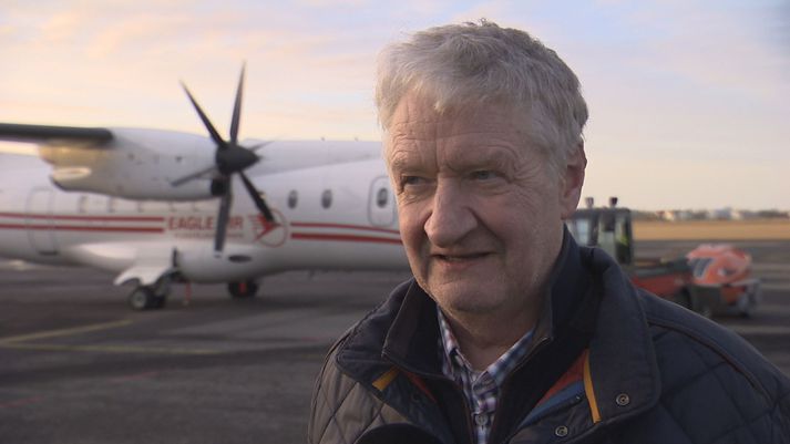 Hörður Guðmundsson við Dornier-vélina á Reykjavíkurflugvelli í dag.