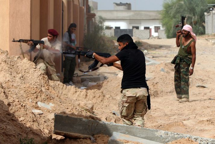 Hermenn Þjóðarráðsins skjóta á stuðningsmenn Gaddafi í bardaganum um Sirte í dag.