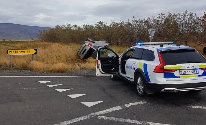 Svona komu lögreglumenn að bílnum við gatnamótin hjá Melahverfi í gær.