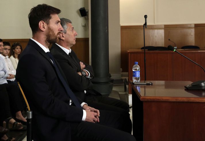 Messi-feðgarnir í réttarsal þegar Lionel Messi var kærður fyrir skattalagabrot.