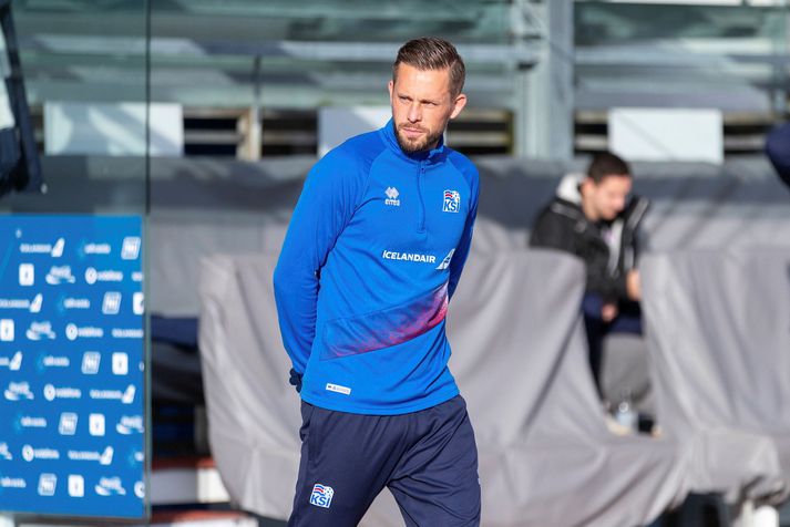 Gylfi Þór Sigurðsson er í farbanni á Englandi þar til á sunnudag. Ekki má búast við fregnum af máli hans fyrr en eftir páska.