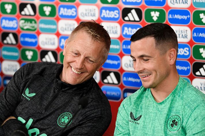 Heimir Hallgrímsson og Josh Cullen sjást hér saman á blaðamannafundi fyrir leik gegn Armeníu í undankeppni HM.