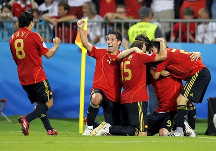 Xavi fagnar marki Fernando Torres í gær með liðsfélögum sínum.