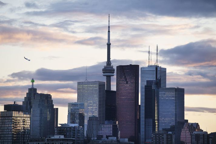 Stúlkurnar hittust í miðborg Toronto og réðust á heimlislausan mann.