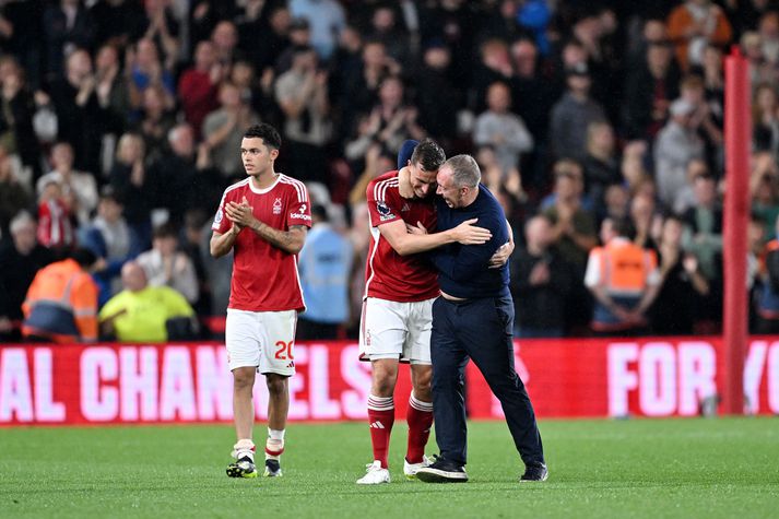 Steve Cooper, þjálfari Forest, þakkar varamanninum Wood fyrir að tryggja stigin þrjú.