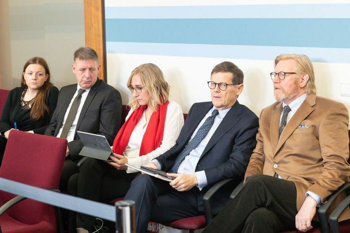 Arna er fyrir miðju á myndinni, við hlið Þorsteins Más Baldvinssonar, forstjóra Samherja.