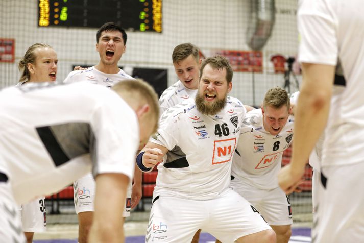 Eyjamenn fagna góðum sigri í handboltanum.