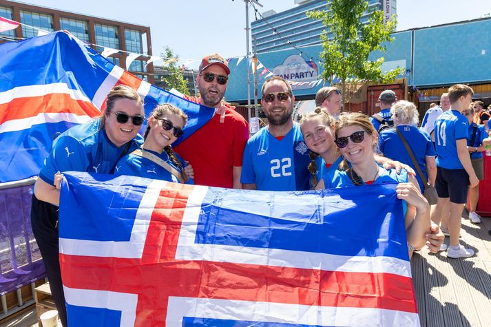 Stemningin á aðdáendasvæðinu var gríðarleg.