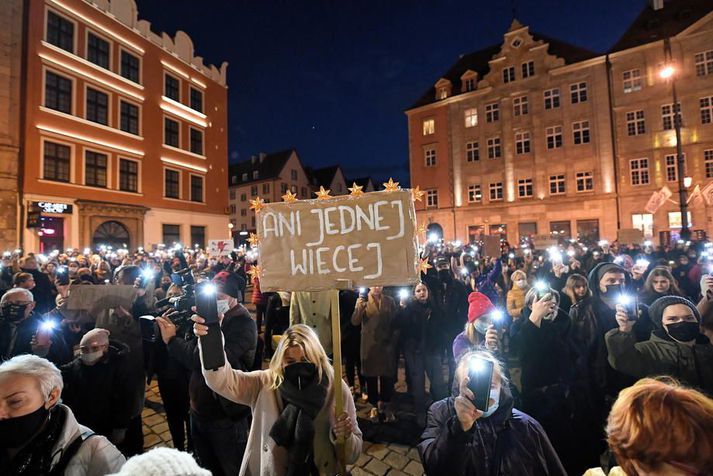 „Ekki ein í viðbót!“ hrópuðu mótmælendur, sem söfnuðust saman víða um Pólland í dag. Þeirra á meðal var Donald Tusk, fyrrverandi forsætisráðherra Póllands og forseti leiðtogaráðs Evrópusambandsins.