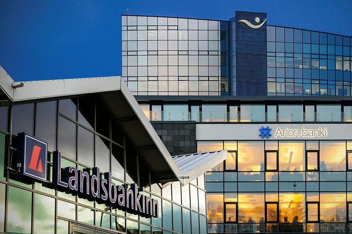 Landsbankinn, Íslandsbanki og Arion banki kemba nú allir skilmála sína og íhuga breytingar.