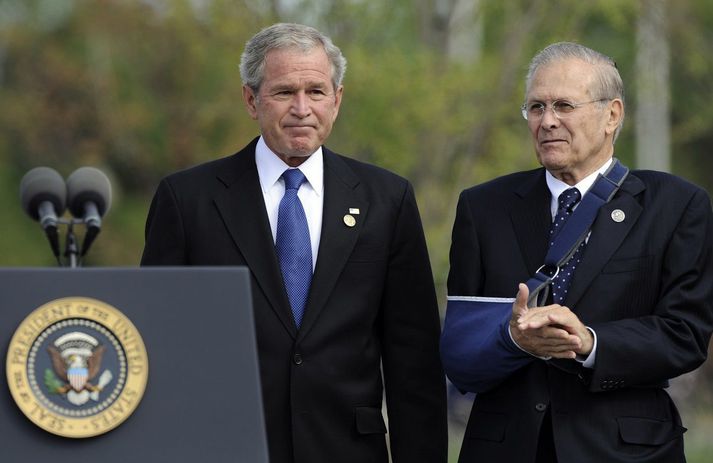 Donald Rumsfeld stendur hér við hlið George Bush árið 2008.