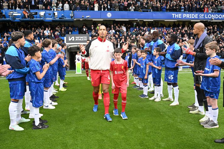 Leikmenn Chelsea standa hér heiðursvörð fyrir Virgil van Dijk og félaga í Liverpool fyrir leik liðanna um síðustu helgi.