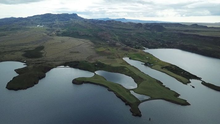 Séð yfir Nesjar í átt til Hengils og Dyrafjalla. Nesjavallavirkjun í krikanum til vinstri. Hestvík til hægri en Þorsteinsvík og Stapavík til vinstri.