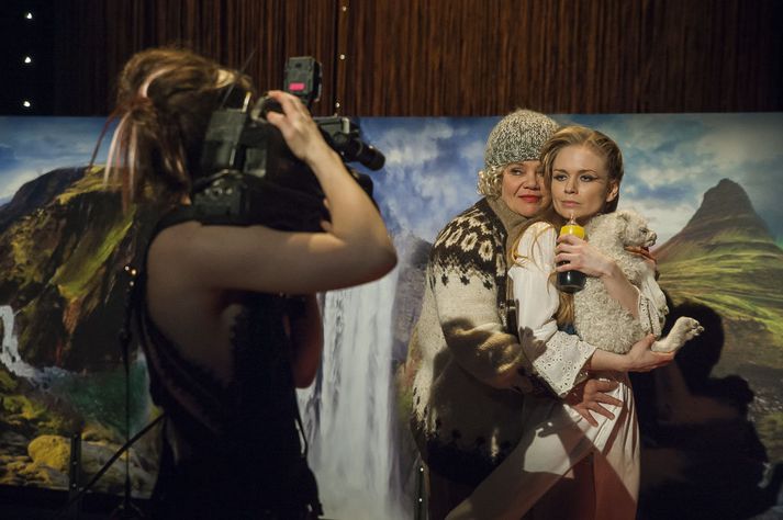 Kristín Þóra Haraldsdóttir, Ólafía Hrönn Jónsdóttir og Elma Stefanía Ágústsdóttir í hlutverkum sínum í Auglýsingu ársins.