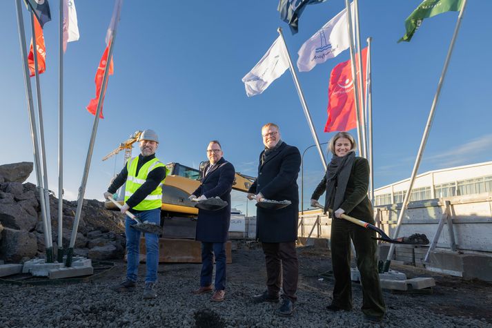 Ragnar Þór Ingólfsson, félags- og húsnæðismálaráðherra, Pálmar Harðarson, framkvæmdastjóri Þingvangs, Valdimar Víðisson, bæjarstjóri Hafnarfjarðar, og Kristín Hrönn Guðmundsdóttir, framkvæmdastjóri hjá Íslandsbanka.  