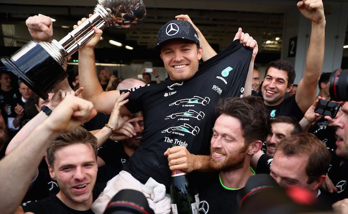 Nico Rosberg og Mercedes fagna eftir japanska kappaksturinn.