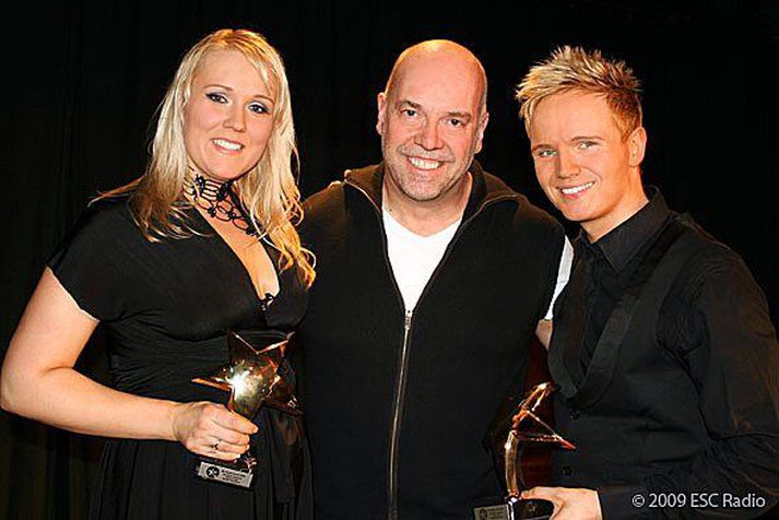 Regína Ósk og Friðrik Ómar tóku við verðlaununum úr hendi Matthíasar Peterman, framkvæmdastjóra ESC Radio.