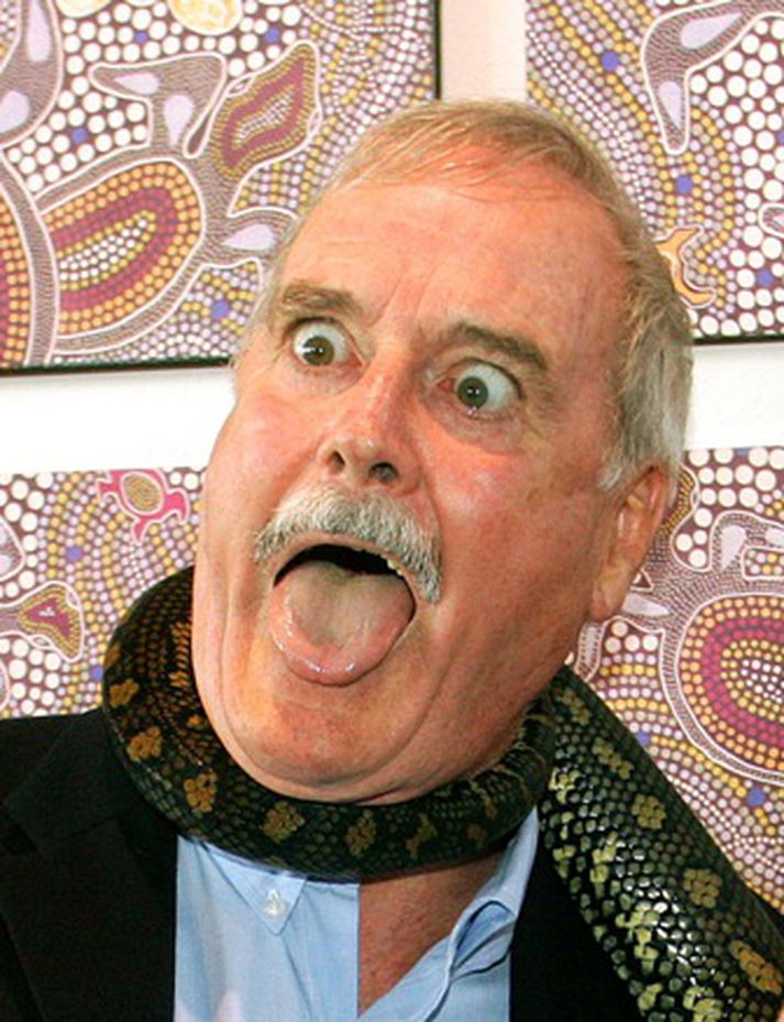 John Cleese í faðmlögum við Python slöngu.