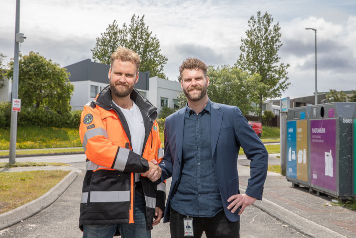 Gunnar Dofri Ólafsson, sviðsstjóri þjónustu- og samskiptasviðs SORPU, og Sigurður Gíslason viðskiptastjóri hjá Öryggismiðstöðinni við eina af grenndarstöðvum SORPU þar sem myndavélavöktun hefur verið aukin.