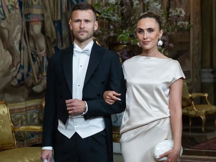 Arnór og Andrea voru afar glæsileg þegar þau mættu á konunglegan galakvöldverð í sænsku konungshöllinni í gærkvöldi.