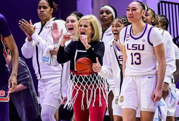 Kim Mulkey fagnar hér með leikmönnum sínum þar sem hún sést í körfuboltakjólnum sínum.