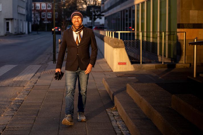 Stefán Haukur Erlingsson er þessa dagana á hvolfi í síðasta frágangi fyrir stóra stökkið þann 22.11.2025: Þegar fjölskyldan flytur til Ítalíu. Stefán gefur okkur innblástur í dag fyrir draumalífið, sem hann segir svo marga langa til að fylgja eftir en þora ekki. 