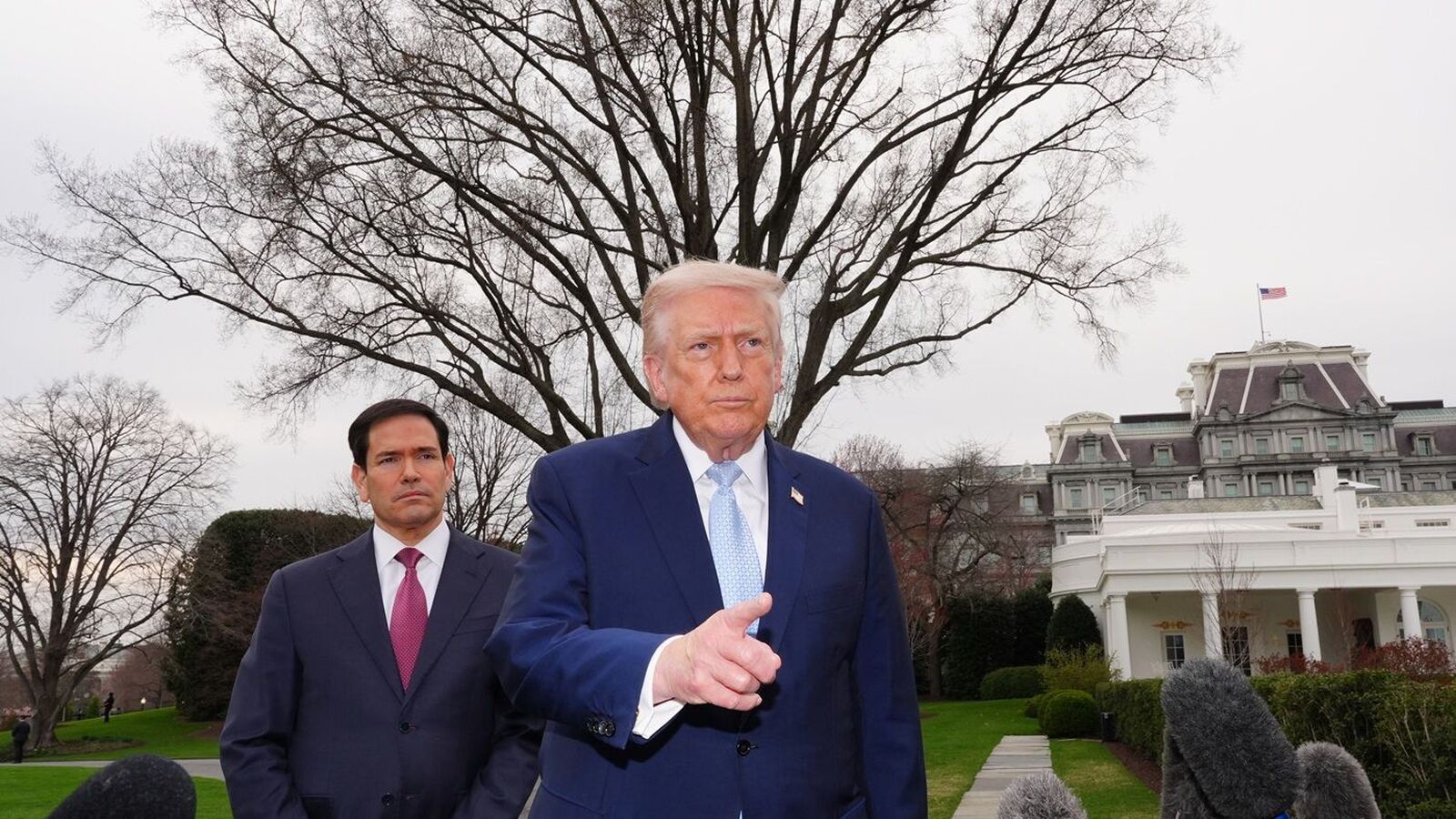 Heimta enn að­stoð sem þeir segjast ekki þurfa