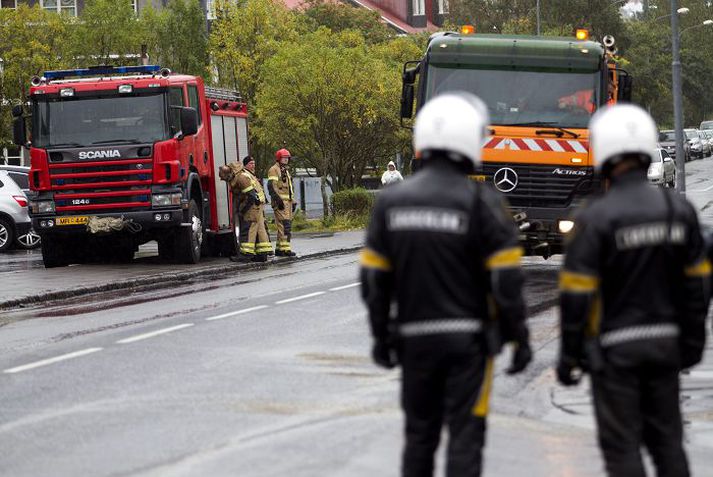 Lögreglumenn landsins hafa verið sendir á námskeið til að læra að fara með MP5-byssur. 