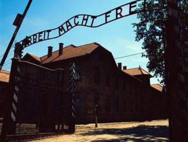 Auschwitz-skiltið „Vinna veitir frelsi“ stendur á skiltinu alræmda.
fréttablaðið/AP