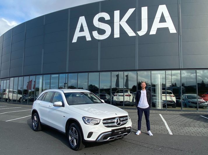 Björgvin Páll við Mercedes-Benz GLC sem hann ekur á milli grunnskóla landsins.