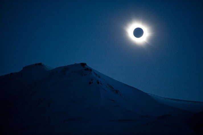 Jon Olav Nesvold náði þessari stórkostlegu mynd af sólmyrkvanum á Svalbarða í morgun.