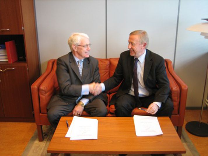 Guðmundur Bjarnason, framkvæmdastjóri Íbúðalánasjóðs, og Geirmundur Kristinsson, sparisjóðsstjóri Sparisjóðsins í Keflavík, undirrita samninginn um skuldabréfakaupin.