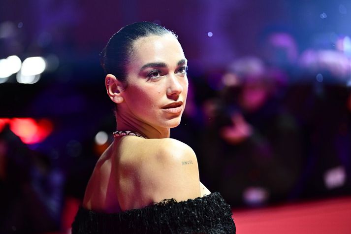 Dua Lipa er verulega ósátt við að Samsung hafi notað mynd af henni á kassa utan um sjónvörp sem seld eru víða í Bandaríkjunum.