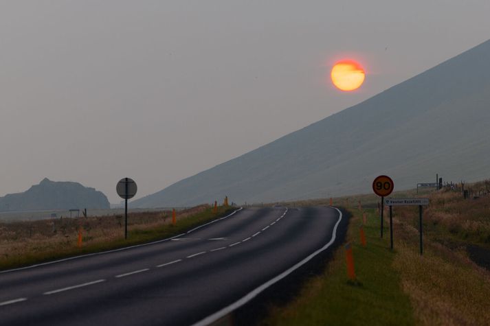 Varað er við snörpum vindhviðum undir Eyjafjöllum.