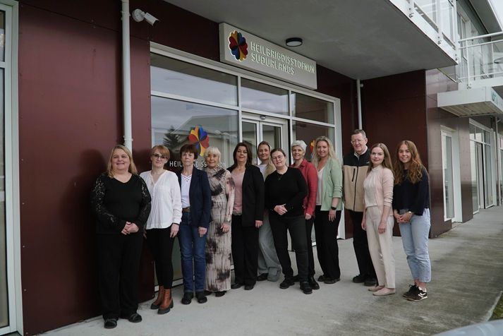 Starfsfólk heilsugæslunnar himinlifandi með nýja starfsstöð. 