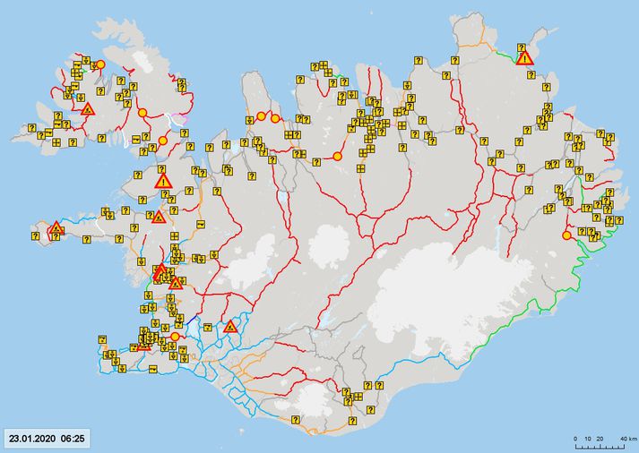 Vindur er 15-25 m/s og hvassast um landið norðvestanvert. Austantil á landinu er léttskýjað og éljagangur.