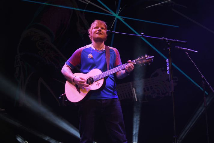 Ed Sheeran á sviði í Windsor í gærkvöldi, íklæddur íslensku landsliðstreyjunni. Nema hvað!