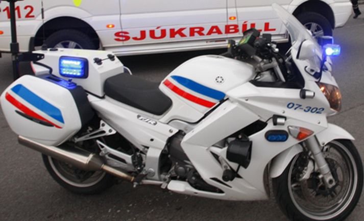Maðurinn verður fluttur með sjúkrabifreið á slysadeild.