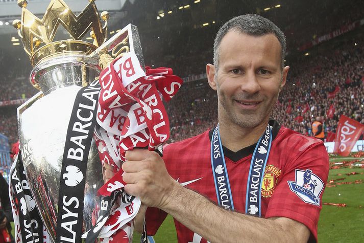 Ryan Giggs með enska meistaratitilinn sem hann vann þrettán sinnum á ferlinum.