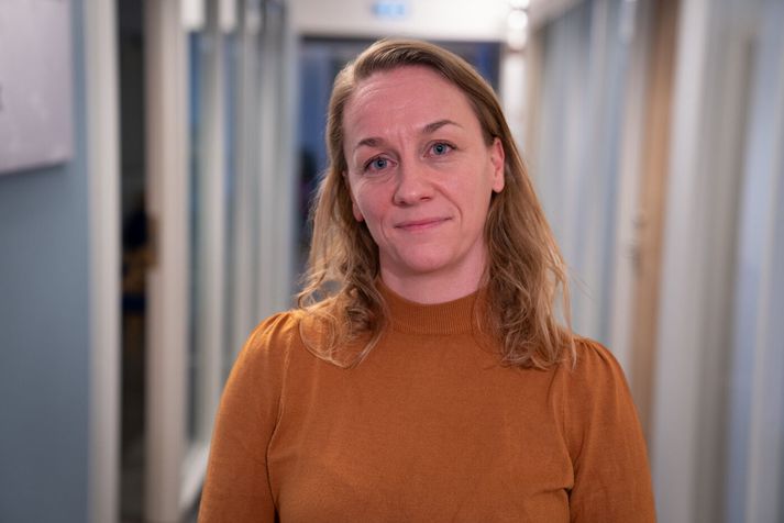 Hrönn Jörundsdóttir, forstjóri MAST, segir stofnunina bíða skýringa frá Ísteka áður en þau taka ákvörðun um útgáfu starfsleyfis. 