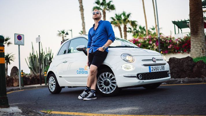 James Einar Becker og Fiat 500-bílinn sem hann ók á Tenerife.