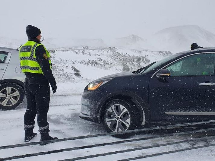 Vont veður er á Hellisheiði um þessar mundir, ökumenn hafa lent í vandræðum.