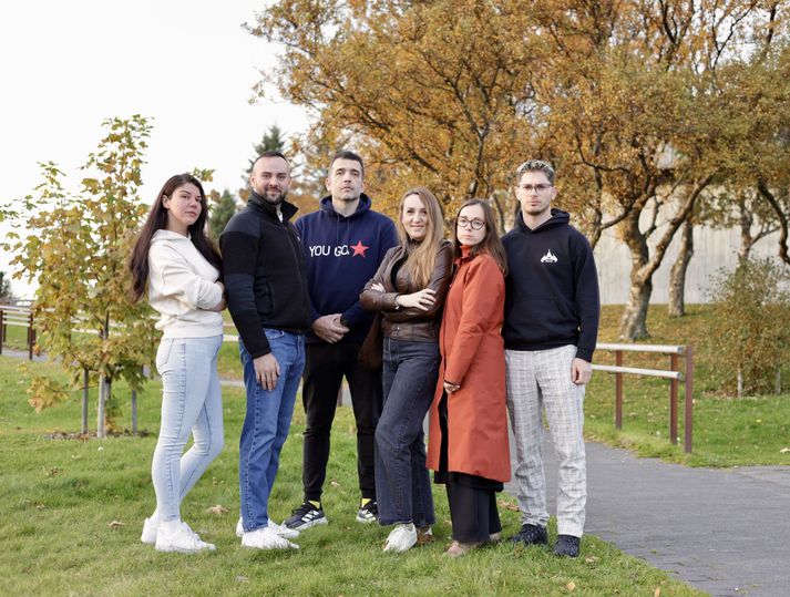 Á myndinni eru: Teodora Ilic, viðskiptafræðingur, Dejan Hrnjak, sérfræðingur í vefhönnun, Milos Petrovic,  dósent í íþróttafræði við Háskóla Íslands, Ljubica Zivojinovic, verkefnastjóri og iðnaðar- og rekstrarverkfræðingur, Nevena Novakovic, kennari og Mladen Zivanovic, stærðfræðikennari. Öll mótmæla þau framgöngu serbneskra stjórnvalda í aðdraganda þingkosninga. 