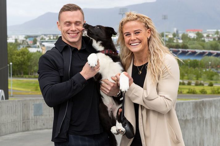 Sara Sigmundsdóttir og Björgvin Karl Guðmundsson með Mola sem er hundurinn hennar Söru.