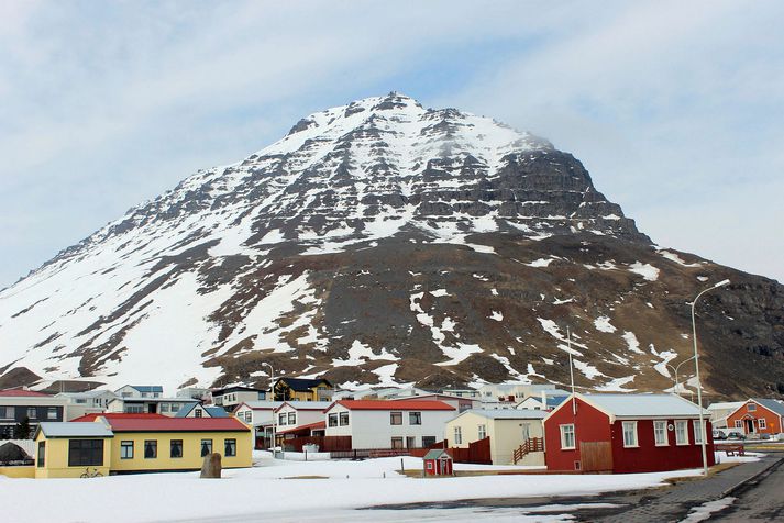 Fjallið Traðarhyrna gnæfir yfir Bolungarvík.