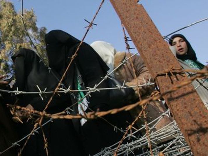 Í gær mótmæltu palestínskar konur því að lokað yrði fyrir eina möguleikann fyrir palestínumenn að sækja sér nauðsynjar.