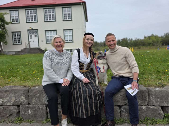 Frú Halla Tómasdóttir, forseti Íslands og eiginmaður hennar, Björn Skúlason tóku þátt í dagskrá Dags íslenska fjárhundsins á Árbæjarsafni í dag. Með þeim er Sóley Ragna Ragnarsdóttir með hundinn sinn Kappa, sem var ein af skipuleggjendum dagsins.