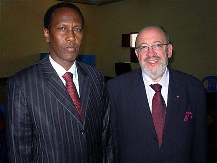 Sendifulltrúinn Louis Michel (t.h.) ásamt forsætisráðherra bráðabirgðastjórnarinnar, Ali Mohamed Gedi.