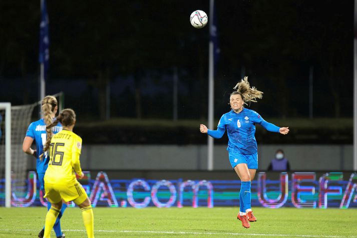 Ingibjörg Sigurðardóttir skallar boltann í 1-1 jafnteflinu við Svíþjóð á Laugardalsvelli í haust.