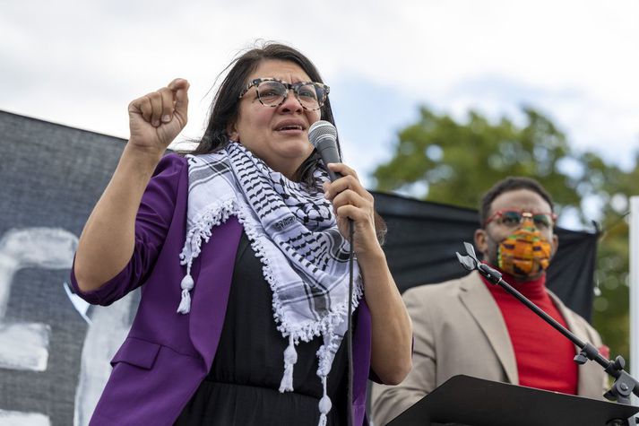 Tlaib var harðlega gagnrýnd eftir að hún deildi mynskeiði í síðustu viku þar sem mótmælendur hrópuðu ítrekað „frá á til sjávar“.